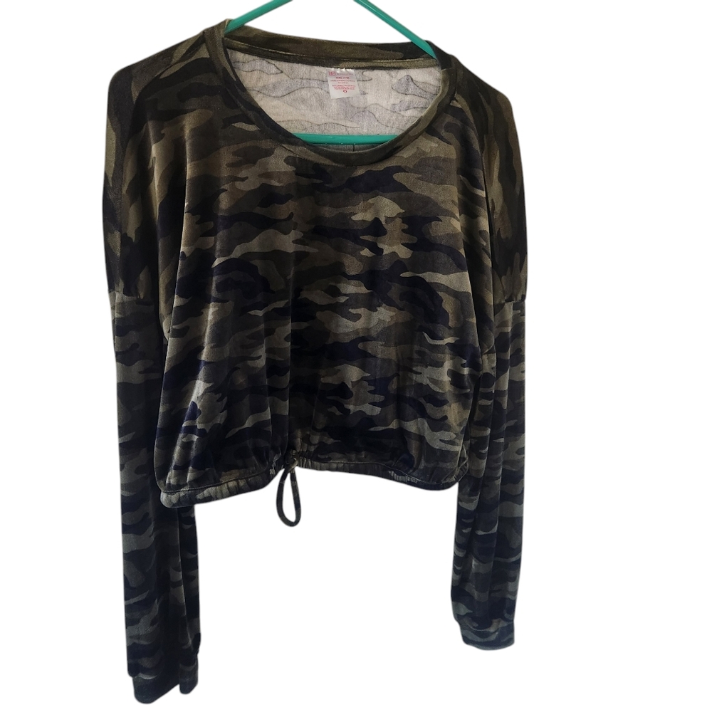 No boundaries crushed velvet camouflage crop long sleeve shirt. Size XXL (19)